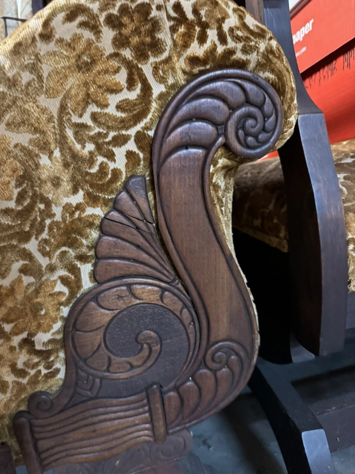 Sofá chaise chaise tapizado dorado antiguo vintage con patas de madera talladas Foto 3 de 4