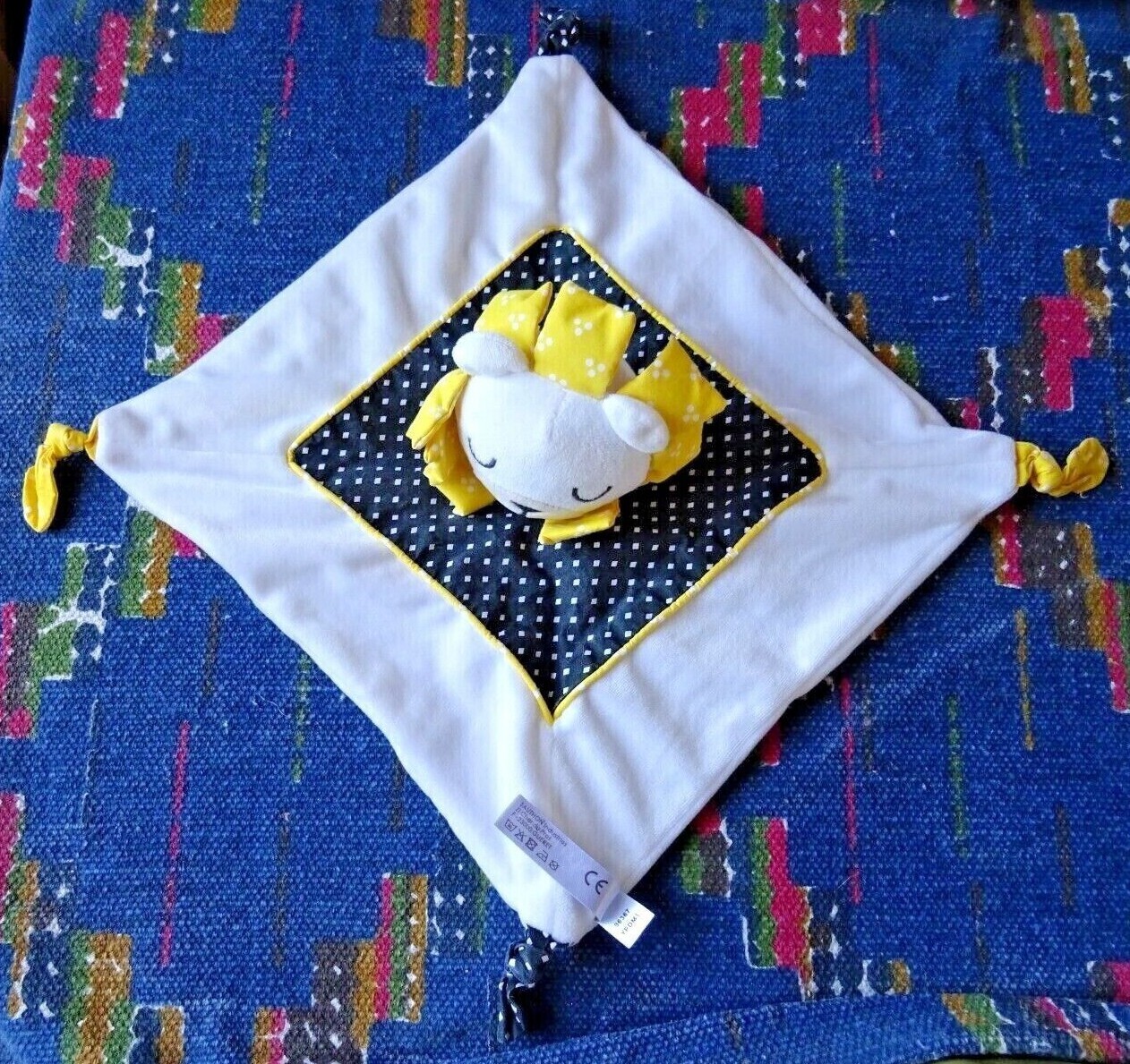 Doudou plat lion Sauthon blanc jaune noir Pluche et Pompon Kom 9 pour l'éveil de bébé