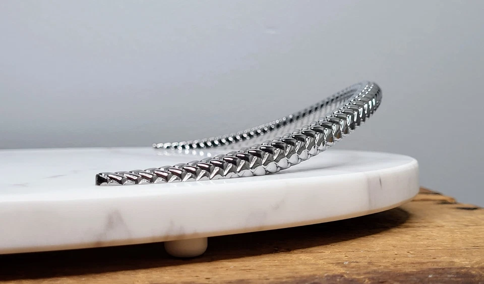 Tablero de queso Nambe de mármol blanco ovalado de 16 pulgadas con asas trenzadas de acero inoxidable Foto 4 de 4