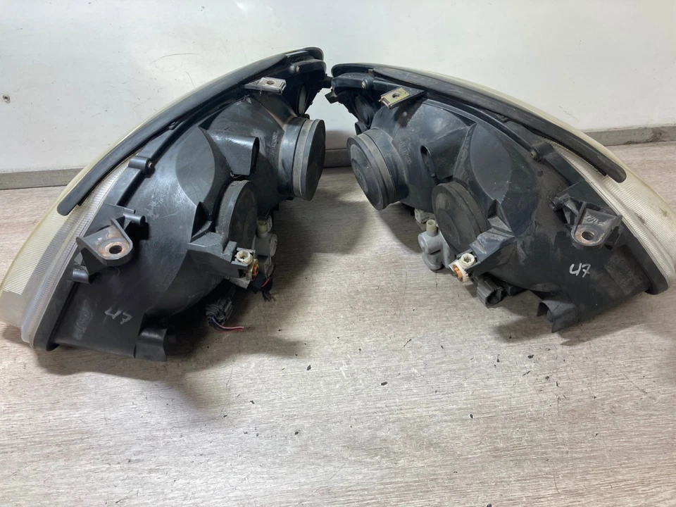Par de faros delanteros Nissan Almera 2005 del lado del conductor y del pasajero Foto 3 de 4