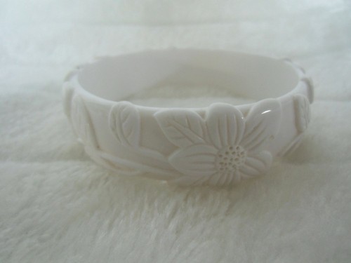 Pulsera Brazalete De Gran Resina Blanco Tallada Grabado Retro Vintage Tiki Pinup - Imagen 3 de 4