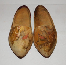 NEAT VINTAGE PAIR OF CARVED WOODEN DUTCH SHOES