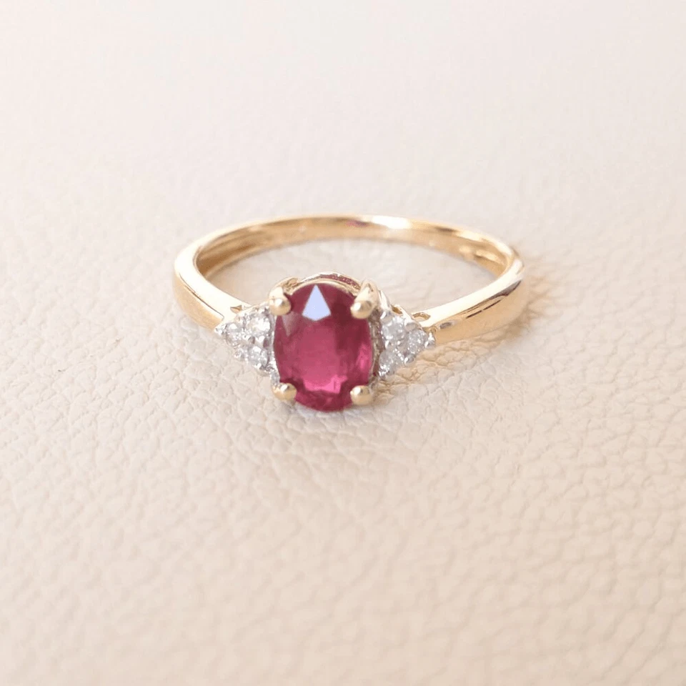 Anillo de diamantes y espinela roja de oro de 14k con banda cónica Foto 3 de 4