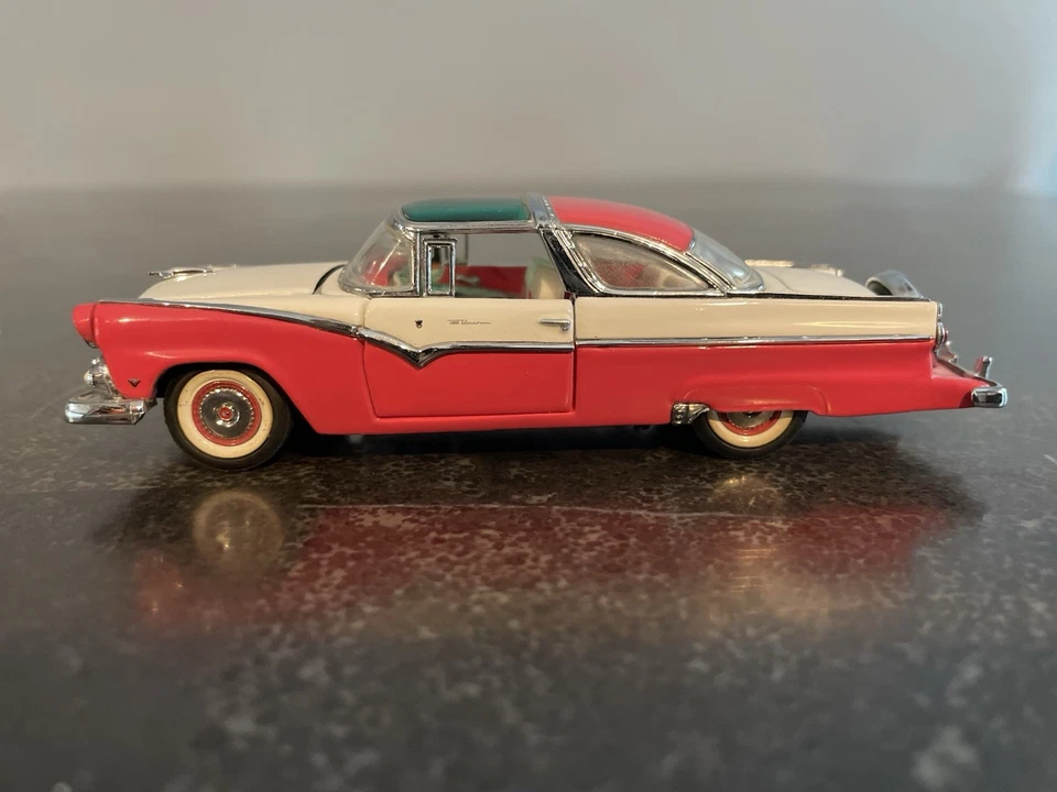 Franklin Mint 1955 Ford Fairlane Crown Victoria 1:43 Scale Diecast Replica - Image 4 of 4