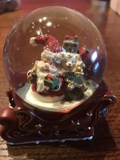 Schneekugel Santa mit Hund Christbaum im Schlitten NEU 9 cm hoch Schüttelkugel