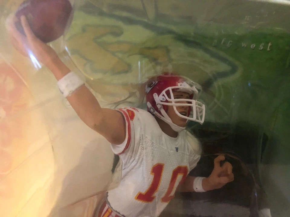 ¡LOTE KC CHIEFS! Figura McFarlane VERDE y 2 camisetas Reebok OTF Larry Johnson sin usar Foto 3 de 4