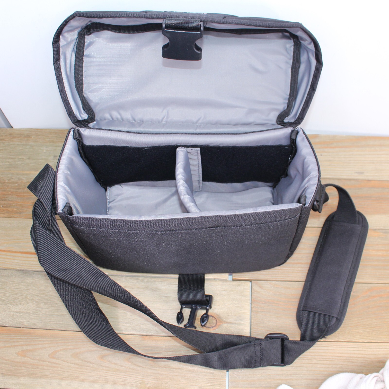 Canon EOS DSLR Camera and Gadget Shoulder Bag 100ES eBay
