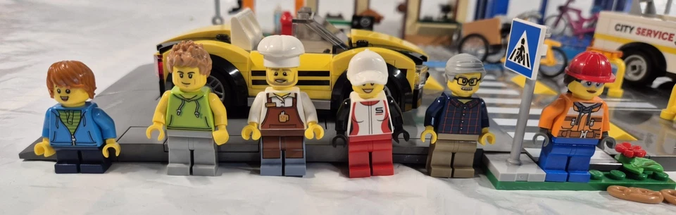 Lego City #60306 Shopping Street 2021 - 100% Complete with Instrcutions - Image 2 of 4