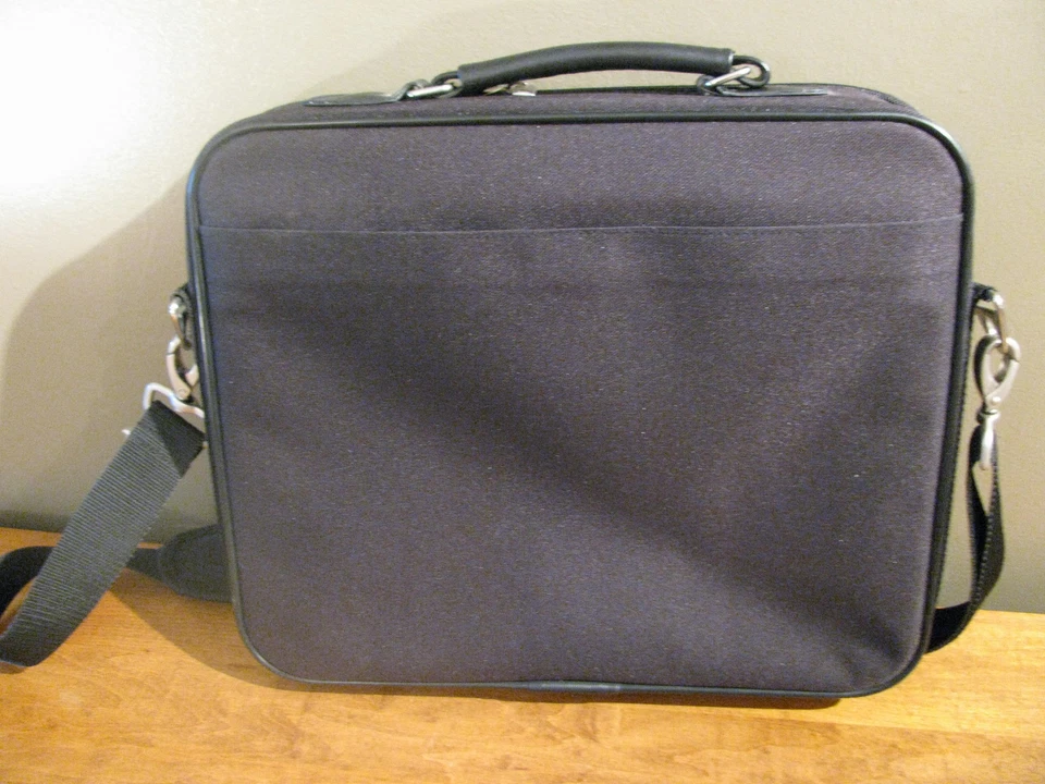 Dicota Base XX Briefcase Messenger Bag All Around Zipper. Cushioned High Quality - Image 4 of 4