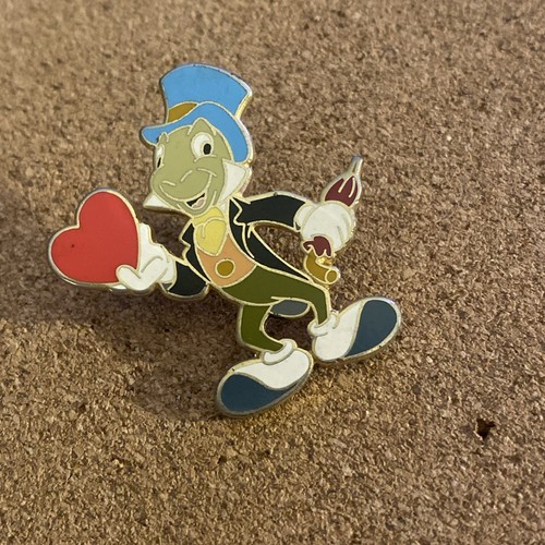 2004 Disney Jiminy Cricket Holding Heart Pin Gold Back Vintage Trading Pin