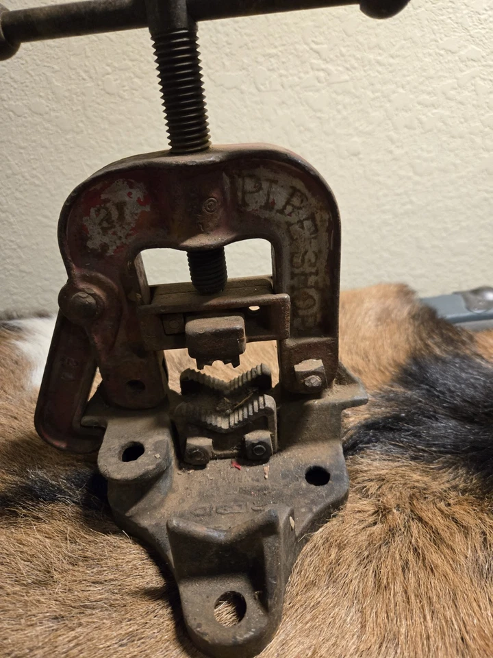 Vintage Rigid Yoke Pipe Vice 2 1/2in #rigid #vixe #pipe #collector - Image 4 of 4