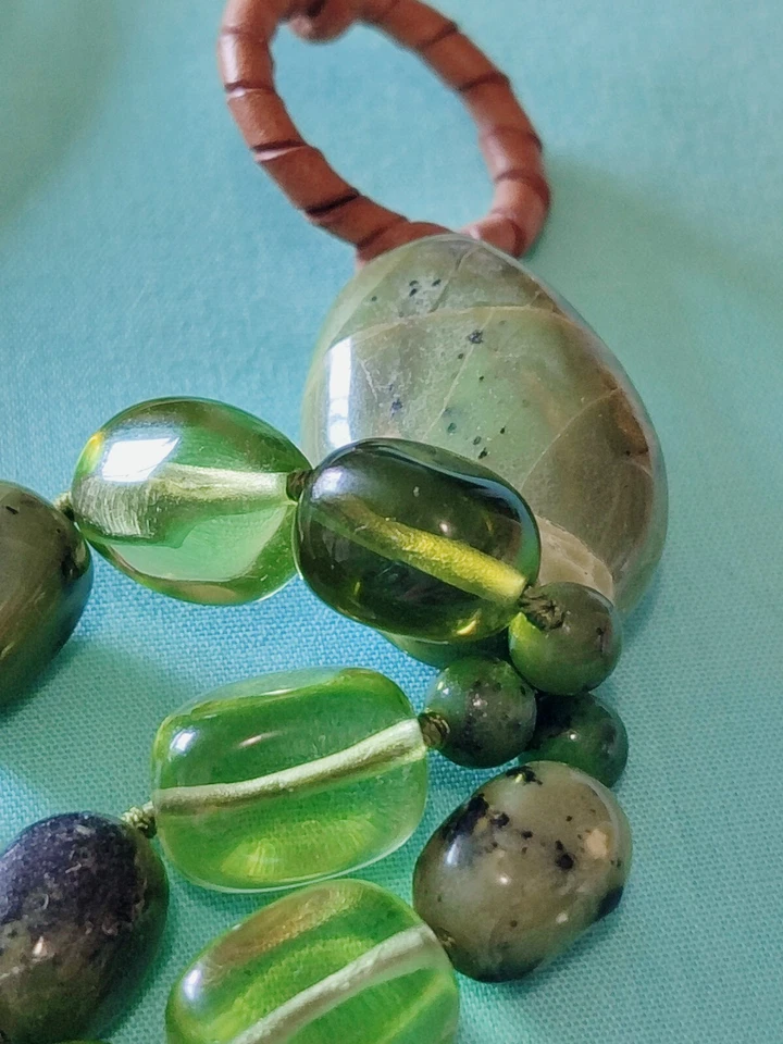 Ожерелье Coldwater Creek с зеленым камнем и стеклянным кожаным ремешком богемное натуральное - Изображение 4 из 4