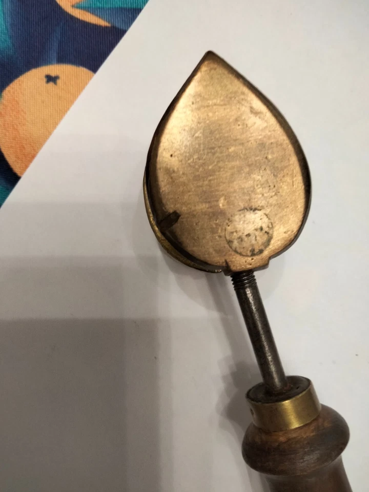 ancien fer a gaufrer les tissus et son emporte pièce datant des années 1870 - Photo 4/4