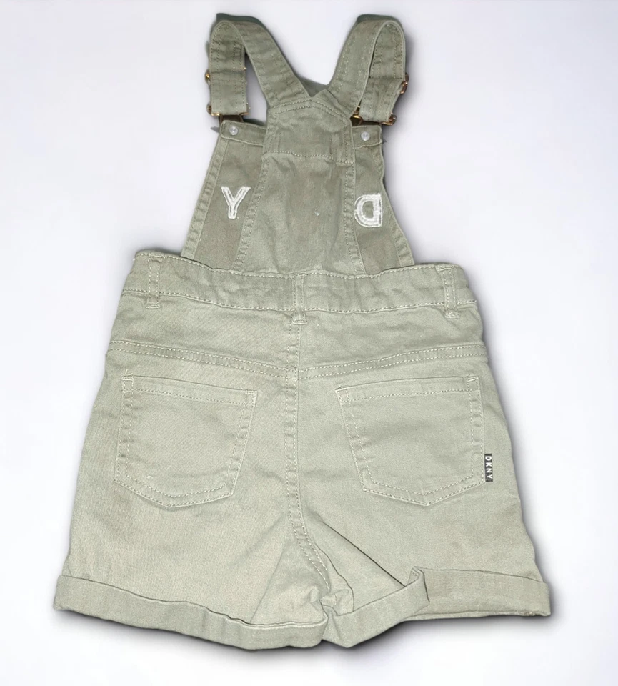 Mono DKNY verde oliva para niñas talla 5 Foto 2 de 4