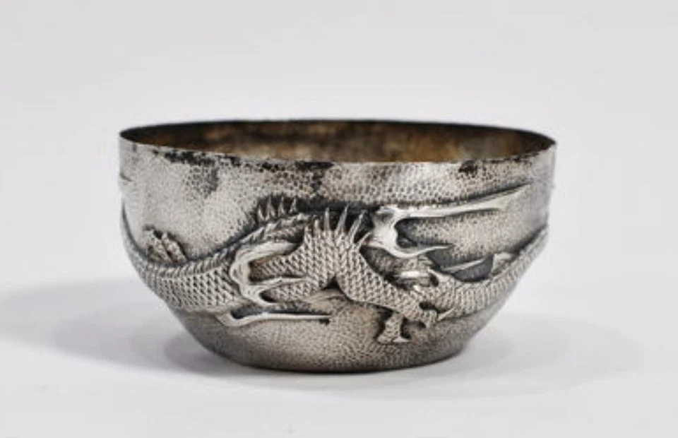 Antiguo cuenco japonés Meiji plateado dragón firmado Foto 2 de 4