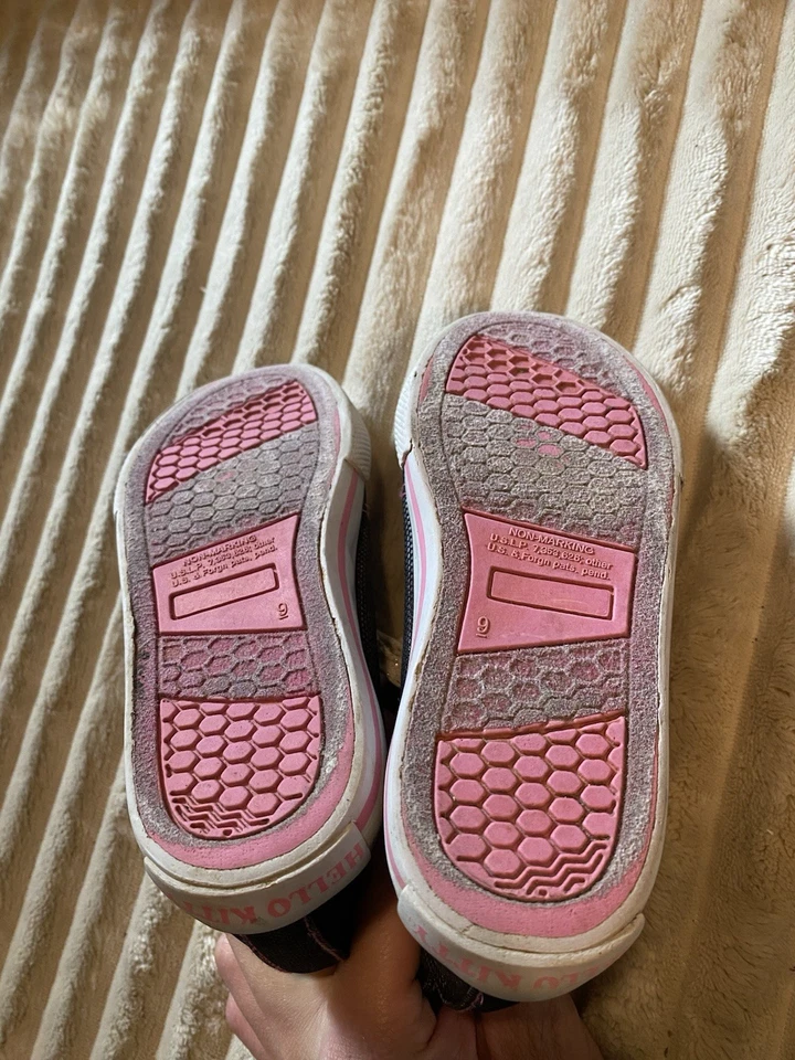 Zapatos de caña alta negros y rosas Hello Kitty para niñas talla 9 Foto 3 de 3