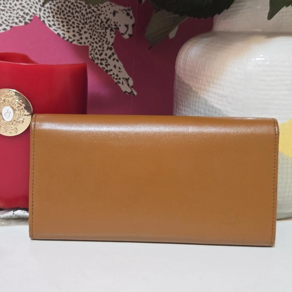 Cartera Continental Salvatore Ferragamo Larga Gancini Tachonada Usada en Excelente Condición Foto 4 de 4