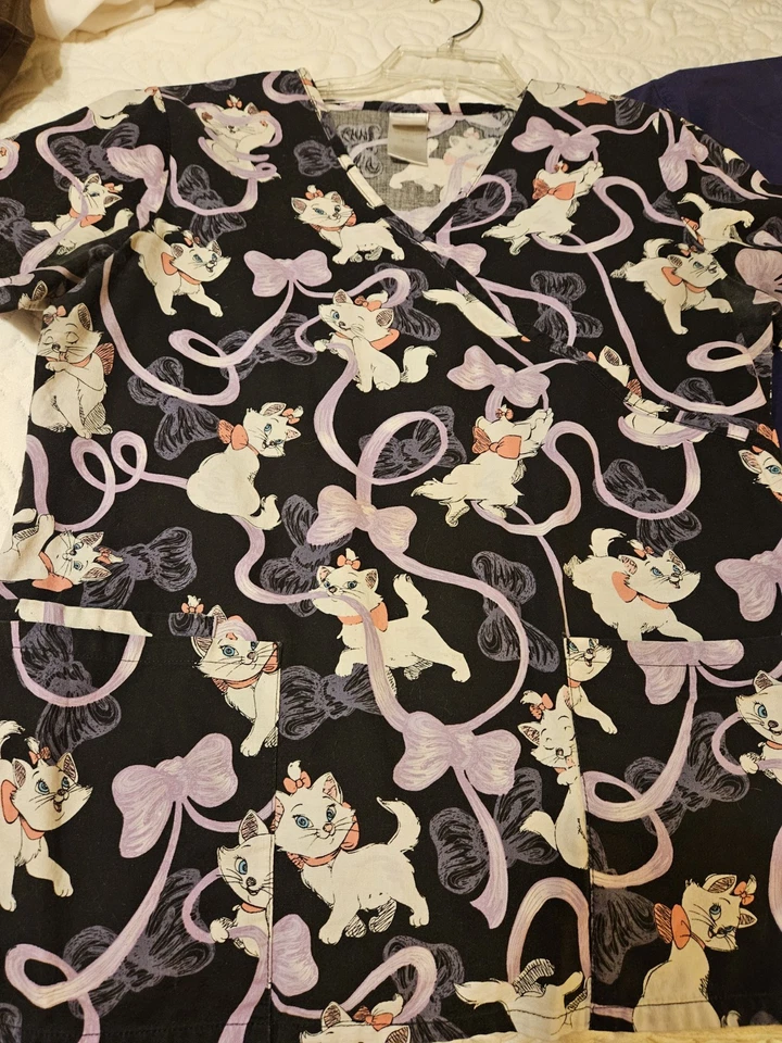 Lote de 2 Exfoliantes Talla Pequeña Disney Gatos Azul Real Cuello en V Manga Corta Bolsillos 1665 Foto 2 de 4