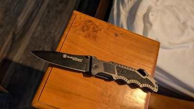 SMITH & WESSON  BORDER GUARD DROP POINT FOLDING KNIFE