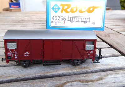 Roco 46256 H0 gedeckter Güterwagen Gms54  mit Bühne der DB Epoche 3 in OVP