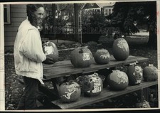 1988 Press Photo Julie Fearson with pumpkins her and her husband paint and sell.