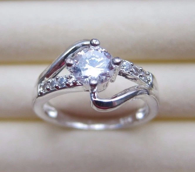 Anillo solitario de cristal circular relleno de oro de 18 quilates - talla N del Reino Unido Foto 2 de 3