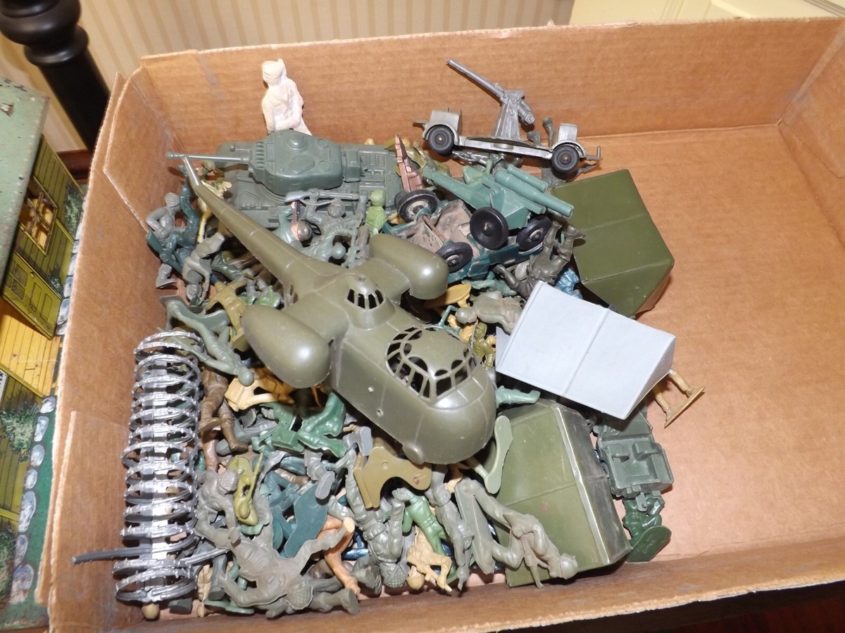 VINTAGE BOX LOT ARMY MEN VEHICLES AND TIN LITHO BUILDING | eBay