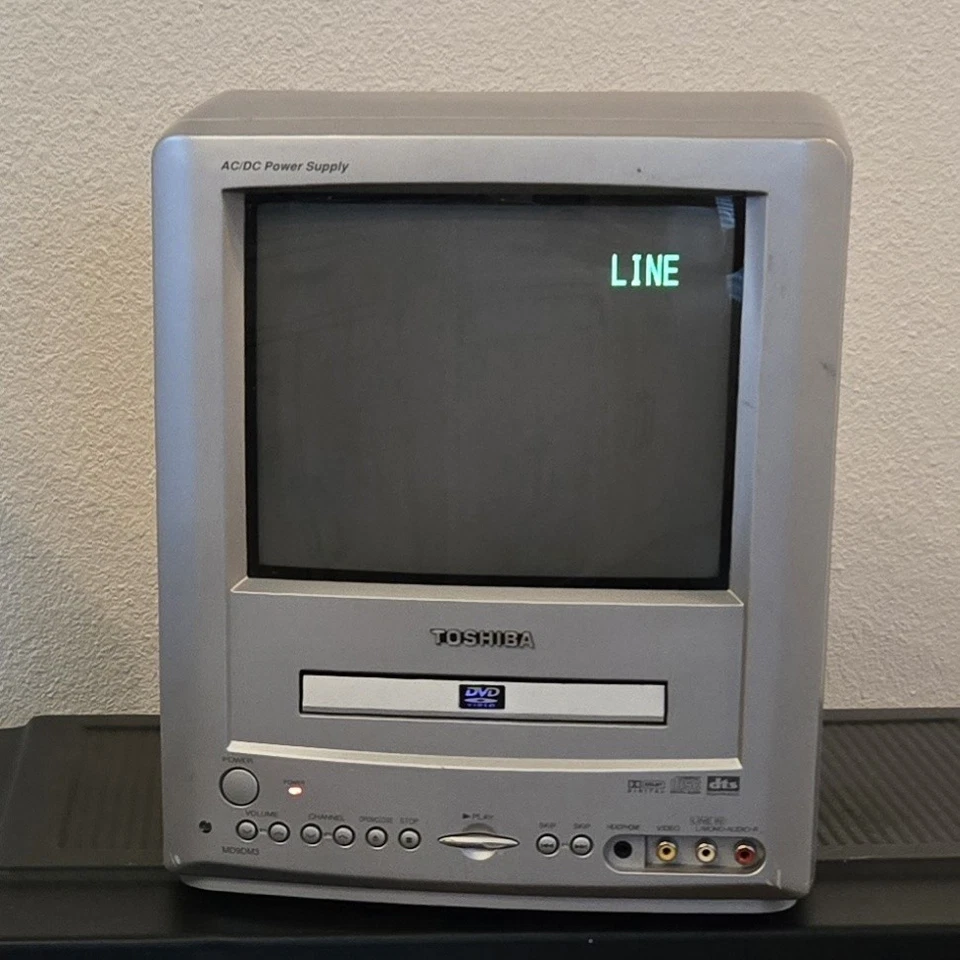 Toshiba 9 Inch Crt TV DVD Combo *READ Description* - Image 3 of 4