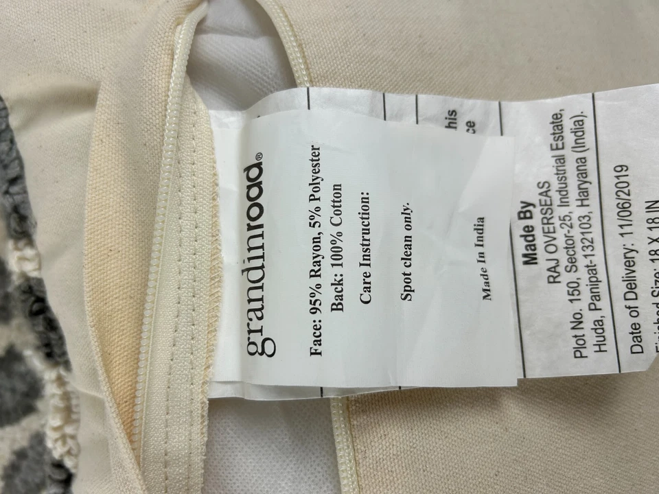 Animal Print Throw Pillows SET 2 Grandin Road Gray Cream 18"x18" Zips w/ Insert Foto 4 de 4