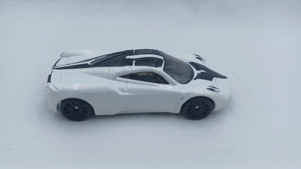 Hotwheels Pagani Huayra White Die Cast - Image 3 of 4