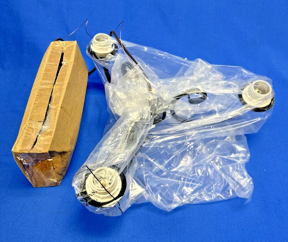 Lámpara de araña Hardware House Essex de 3 luces con acabado clásico de bronce y vidrio ámbar Foto 4 de 4