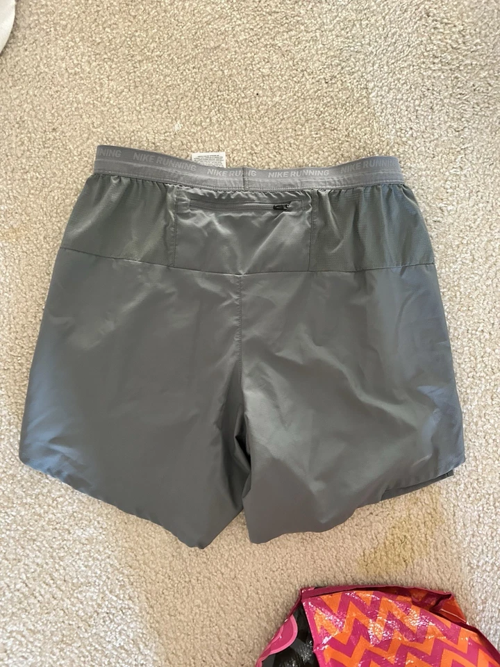 Pantalones cortos de running para hombre Nike grises talla mediana | ligeros  Foto 3 de 4