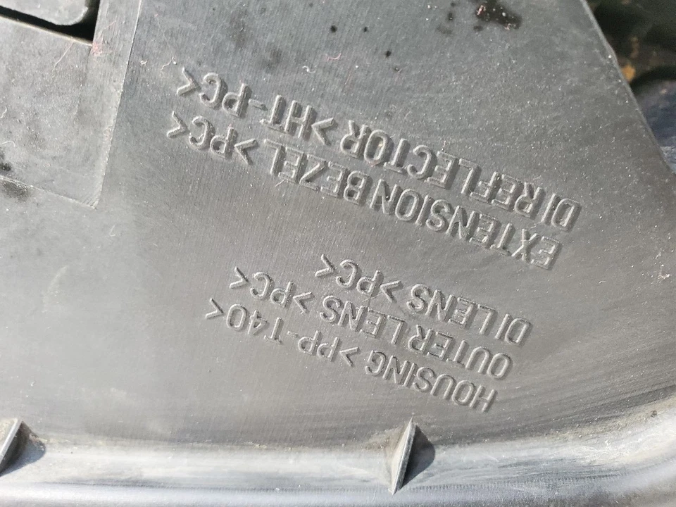 Used Right Headlight Assembly fits: 2006 Land rover Lr3 xenon HID w/o adaptive h - Image 3 of 4