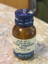 Vintage Old Empty Glass Medicine Bottle Meclizine Hydrochloride Pfizer