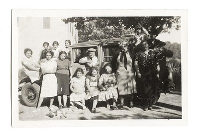 C301 Große Familie um ein Auto. Frankreich 1935. Foto Analog