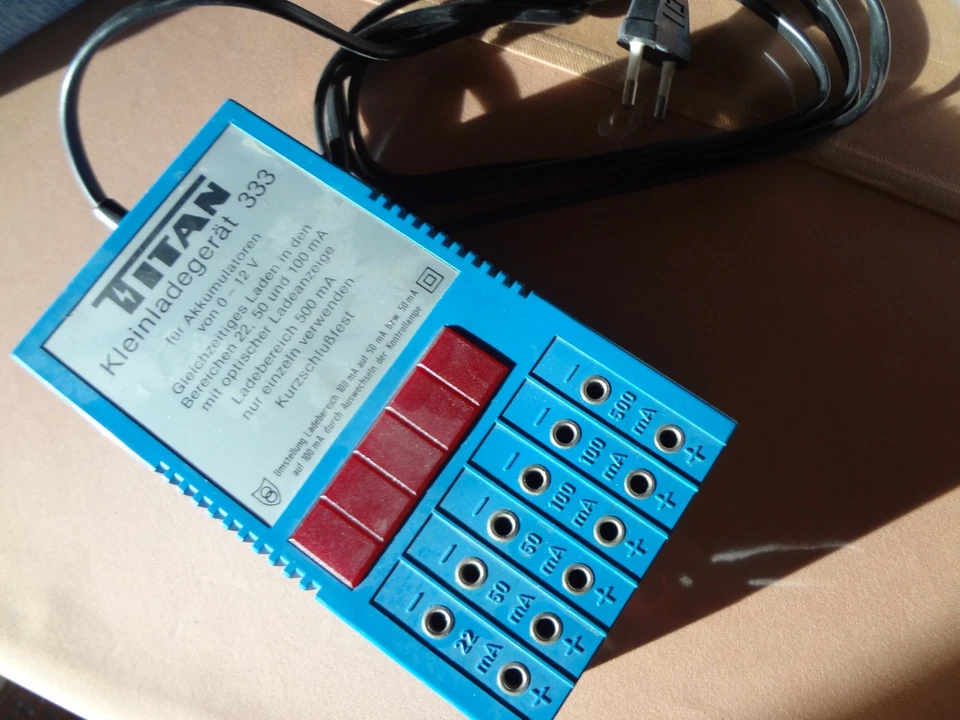 Titan Kleinladegerät 333 für Akkumulatoren von 0 -12 Volt gleichzeitiges Laden - Bild 4 von 4