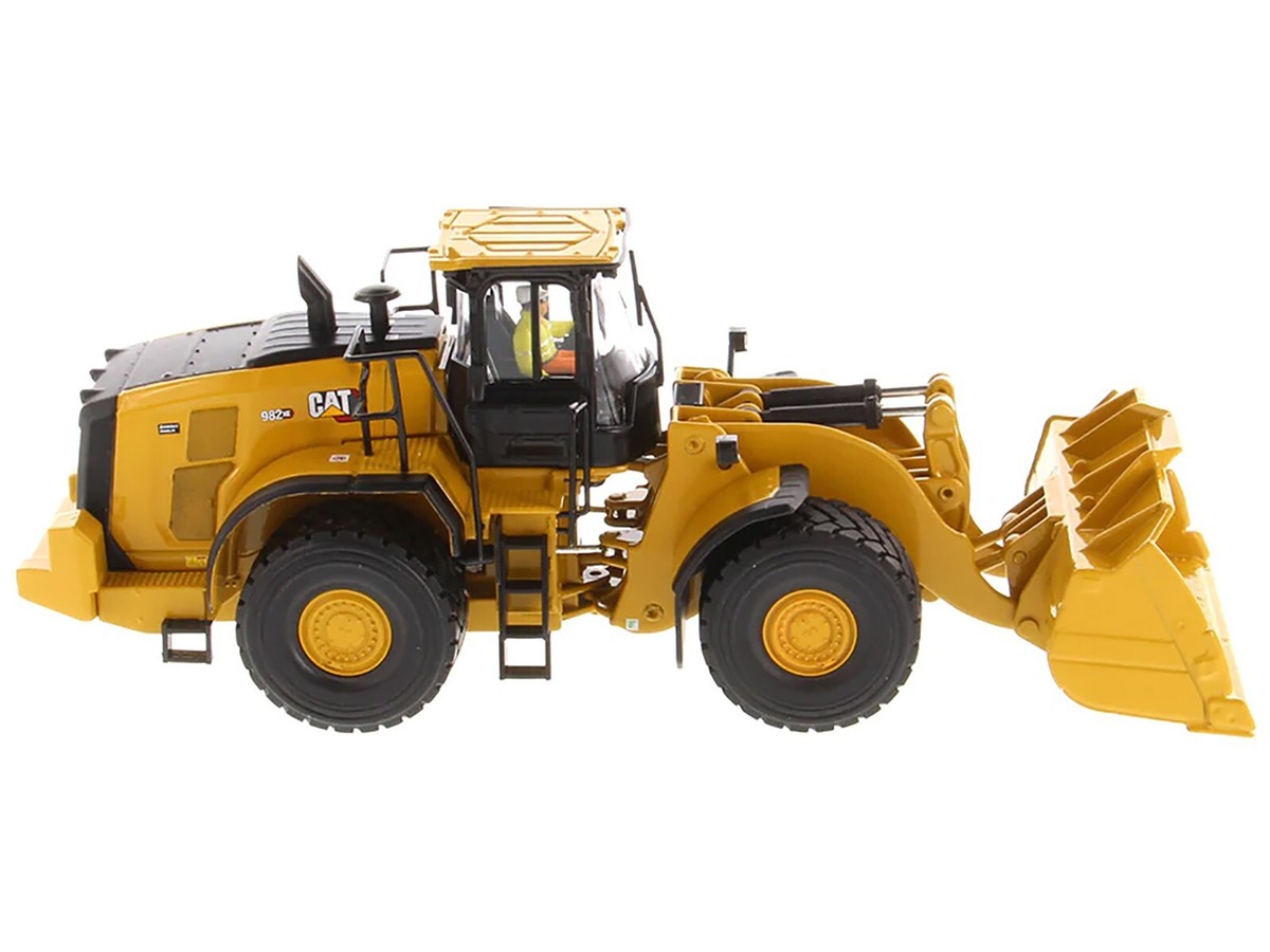 CAT CATERPILLAR 982 XE WHEEL LOADER WITH OPERATOR 1/50 BY DIECAST