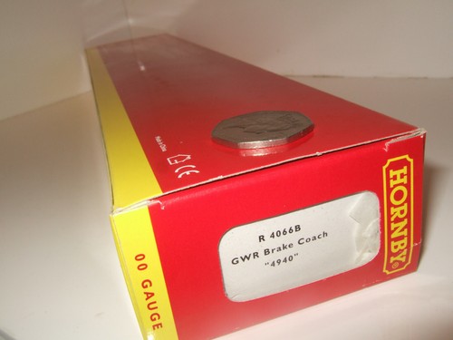 Hornby R4066B GWR Brake Coach No 4940 for OO Gauge Railways - Picture 3 of 3