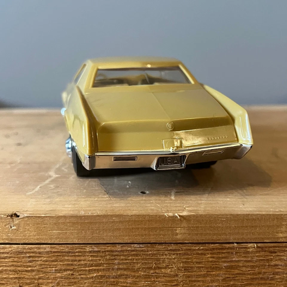 Coche modelo vintage amarillo Aurora Processed Plastic Co. Eldorado EE. UU. Foto 3 de 4