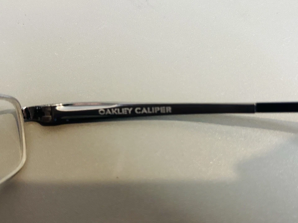 MARCOS DE PINZA OAKLEY SOLO OX3097-0150 cromo cepillado media llanta 50-19-135 con estuche Foto 4 de 4