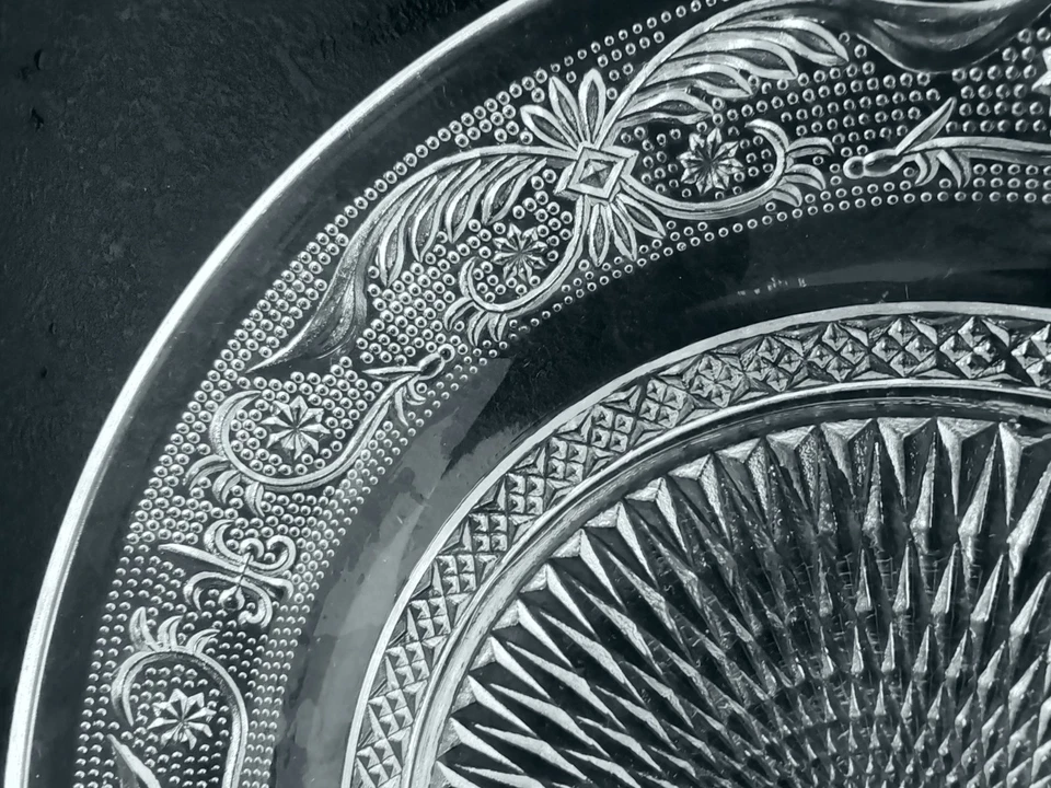 Assiette vintage en verre ciselé transparent 22 cm motif floral et géométrique - Photo 3/4