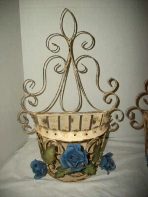 ARANDELAS ITALIANAS TOLE PLANTADOR DE PAREDE ROSAS AZUL CREMOSO ENFERRUJADO METAL LASCADO ETIQUETA ITÁLIA - Imagem 2 de 4