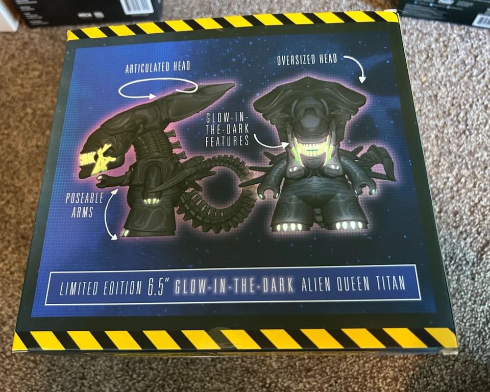 Titans - Aliens Limited Edition GITD Oversized Alien Queen - Glow In The Dark - Image 3 of 4