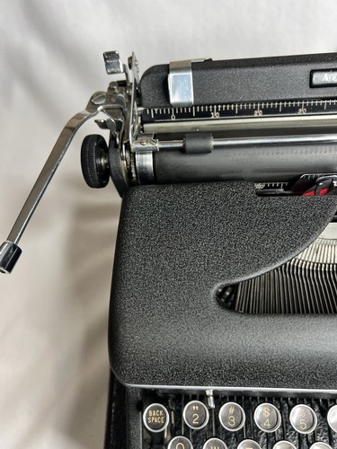 Vintage 1941 V/Nice Royal Aristocrat Portable Typewriter W/Case Looks/Types GRT - Picture 4 of 22