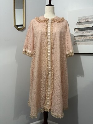 This is a vintage 1960s Odette Barsa robe, featuring tea rose pink lace.