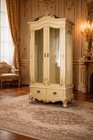 Vitrine bibliotheque armoire vitrée beige doré à la feuille d'or d'un château