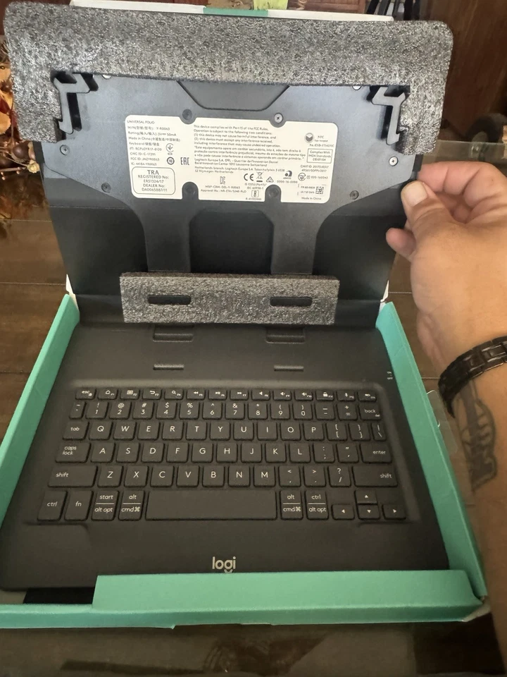 Logitech Universal Folio Case Bluetooth Wireless Keyboard Fits 9-10" Tablets iOS - Image 3 of 4