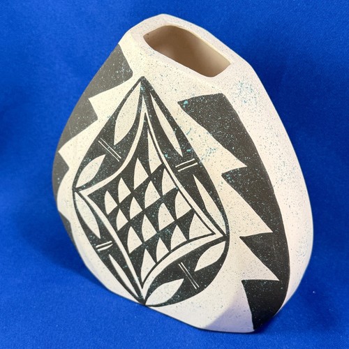 Acoma NM pottery white slip cast mold vase hand painted by Sophia S 13 years old - Imagen 2 de 9