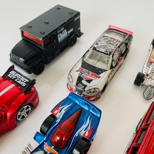 Lot of 8 Diecast Cars: Hot Wheels Matchbox Mattel Maisto - Picture 5 of 10
