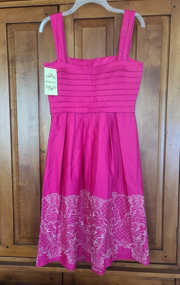 Vestido plisado bordado acampanado y calce rosa sangría - Talla 8 - Nuevo - Foto 2 de 4